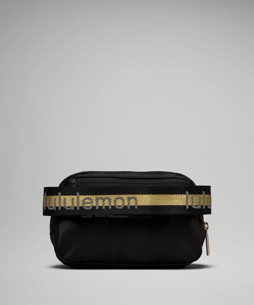 Lululemon Everywhere Belt Bag 1L - Black&Gold